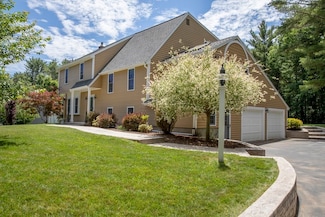 14 Wade St, Carver, MA 02330