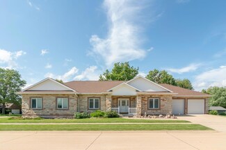924 Elmridge Dr, Cedar Falls, IA 50613