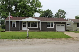 207 Cedar Dr, Clinton, IL 61727