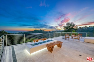 1121 Roberto Ln, Los Angeles, CA 90077