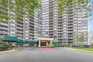 1 Bay Club Dr Unit 4R, Bayside, NY 11360