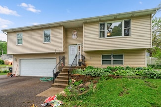 411 N Crestwood Ave, McHenry, IL 60051