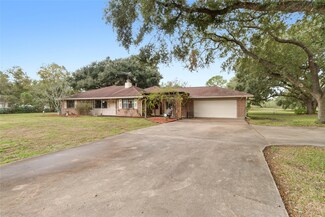8401 Thompson Rd, Highlands, TX 77562