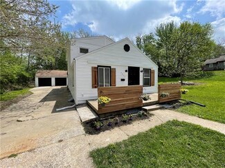 7911 S Benton Ave, Kansas City, MO 64132
