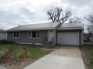 208 3rd St SW, Hopkinton, IA 52237