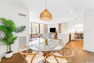 1910 Ala Moana Blvd Unit 32E, Honolulu, HI 96815