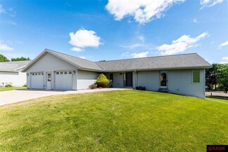 1929 Rock Ridge Ln, Saint Peter, MN 56082