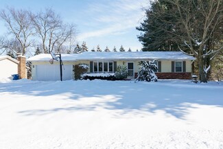 5036 Lands End Dr, Kalamazoo, MI 49009