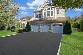 35 Monterrey Dr, Saint James, NY 11780