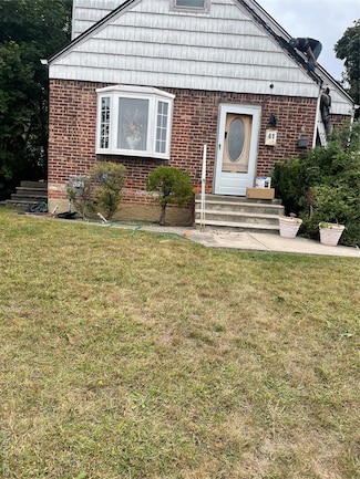 41 Kingston St, Elmont, NY 11003