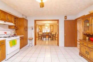 23 Loring St, Springfield, MA 01105