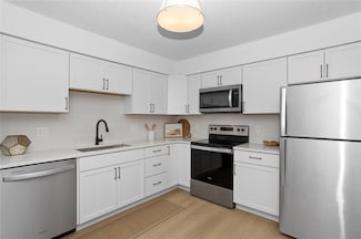 4865 Woodland Ave Unit 1, West Des Moines, IA 50266