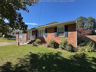 6 Little Dog Ln, Mount Carbon, WV 25139