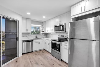 3524 Via Poinciana Unit 302, Lake Worth, FL 33467