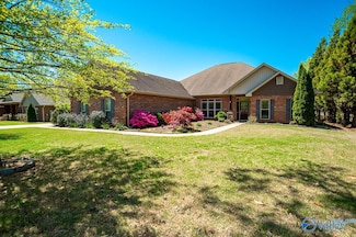 100 Featherstone Ln SE, Owens Cross Roads, AL 35763