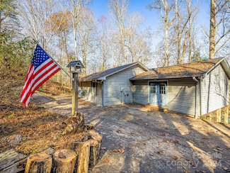 225 Mountain View Dr, Pisgah Forest, NC 28768