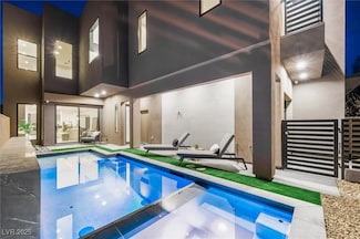 2824 Queens Courtyard Dr, Las Vegas, NV 89109
