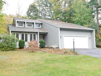 221 Feldspar Dr, Syracuse, NY 13219