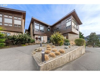 2789 Colony Cir, Bandon, OR 97411