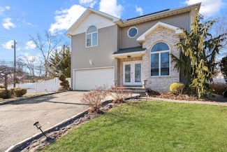 19 Howard Ct, Plainview, NY 11803