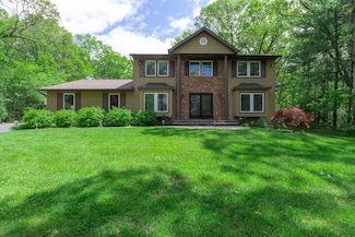 10 Northwood Ct, Dix Hills, NY 11746