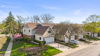 2566 Essex Dr, Northbrook, IL 60062