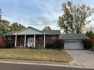 614 Briarwood Dr, Marshall, MO 65340