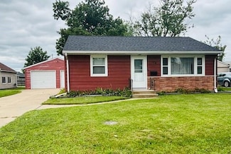 106 3rd Ave, Hiawatha, IA 52233