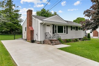 14 Wilson Rd, Middletown, RI 02842