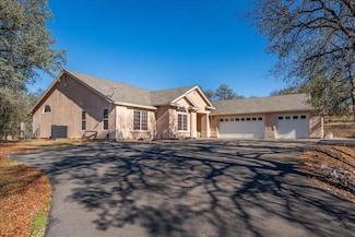 13470 Luna Dr, Redding, CA 96003