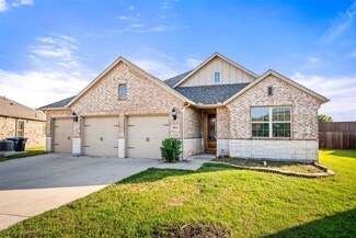 8004 Larch Ln, Fort Worth, TX 76131