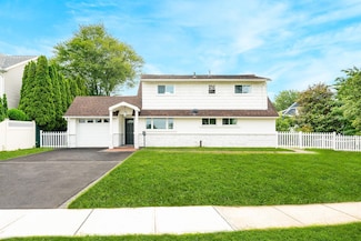 33 Ball Park Ln, Hicksville, NY 11801