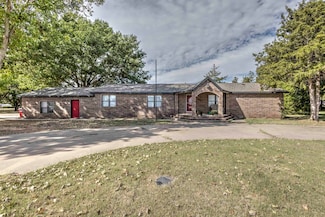 1202 N Pine St, Waurika, OK 73573