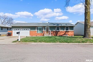 1002 Pioneer Dr, Jacksonville, IL 62650