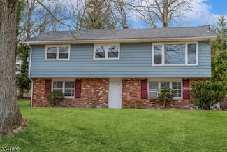 65 Longhouse Dr, Hewitt, NJ 07421
