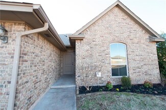 9713 Crooked Creek Ln, Moore, OK 73160