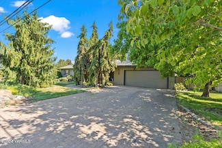5908 W Chestnut Ave, Yakima, WA 98908