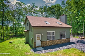 371 Underhill Dr, Tamiment, PA 18371