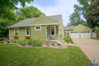 2208 W 22nd St, Sioux Falls, SD 57105