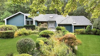 9 Brothers Ct, Dix Hills, NY 11746