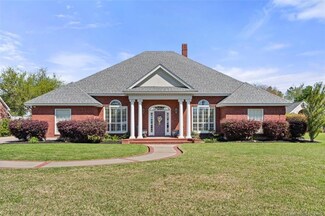 1908 Honeysuckle Ln, Sulphur, LA 70663