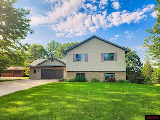 908 Park Ln, Belle Plaine, MN 56011