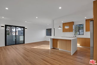 950 Havenhurst Dr Unit 4, West Hollywood, CA 90046