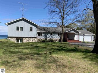 12900 E Baypointe Dr, Northport, MI 49670