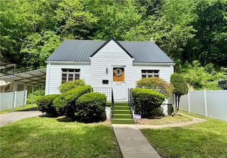 413 Days Run Rd, Creighton, PA 15030