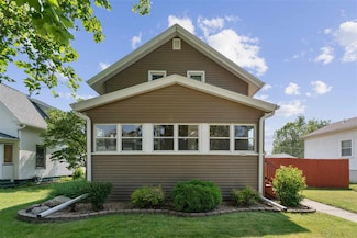 1213 11th St NW, Cedar Rapids, IA 52405