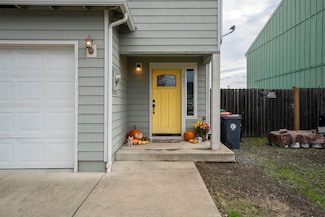 887 Silver Fox Dr, Central Point, OR 97502