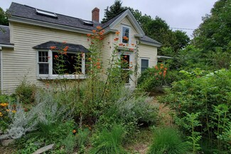 22 Pond St, Orono, ME 04473