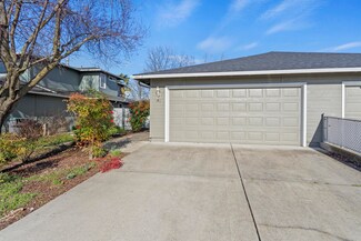 956 Glengrove Ave, Central Point, OR 97502