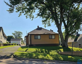 916 S Helen St, Sioux City, IA 51106